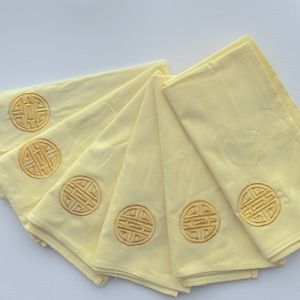 Linen napkin set. NWOT. Comes with 6 napkins.